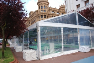 Montaje de carpa para jornadas Mujer, Salud y Deporte en Barcelona