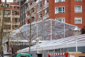 Montaje de carpa para jornadas Mujer, Salud y Deporte en Barcelona