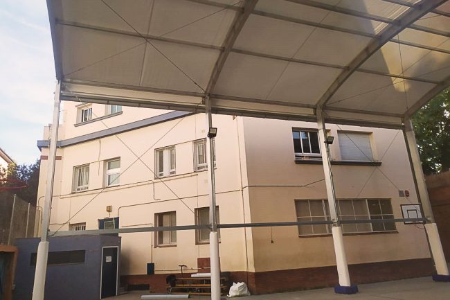 Cubierta curva para patio de colegio en Barcelona